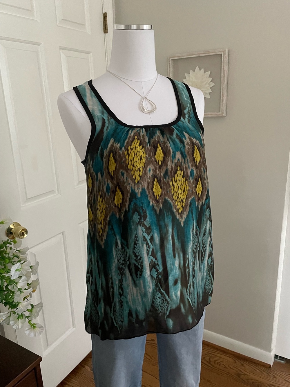 Women's Teal & Yellow Printed Sleeveless Blouse - Picture 2 of 8